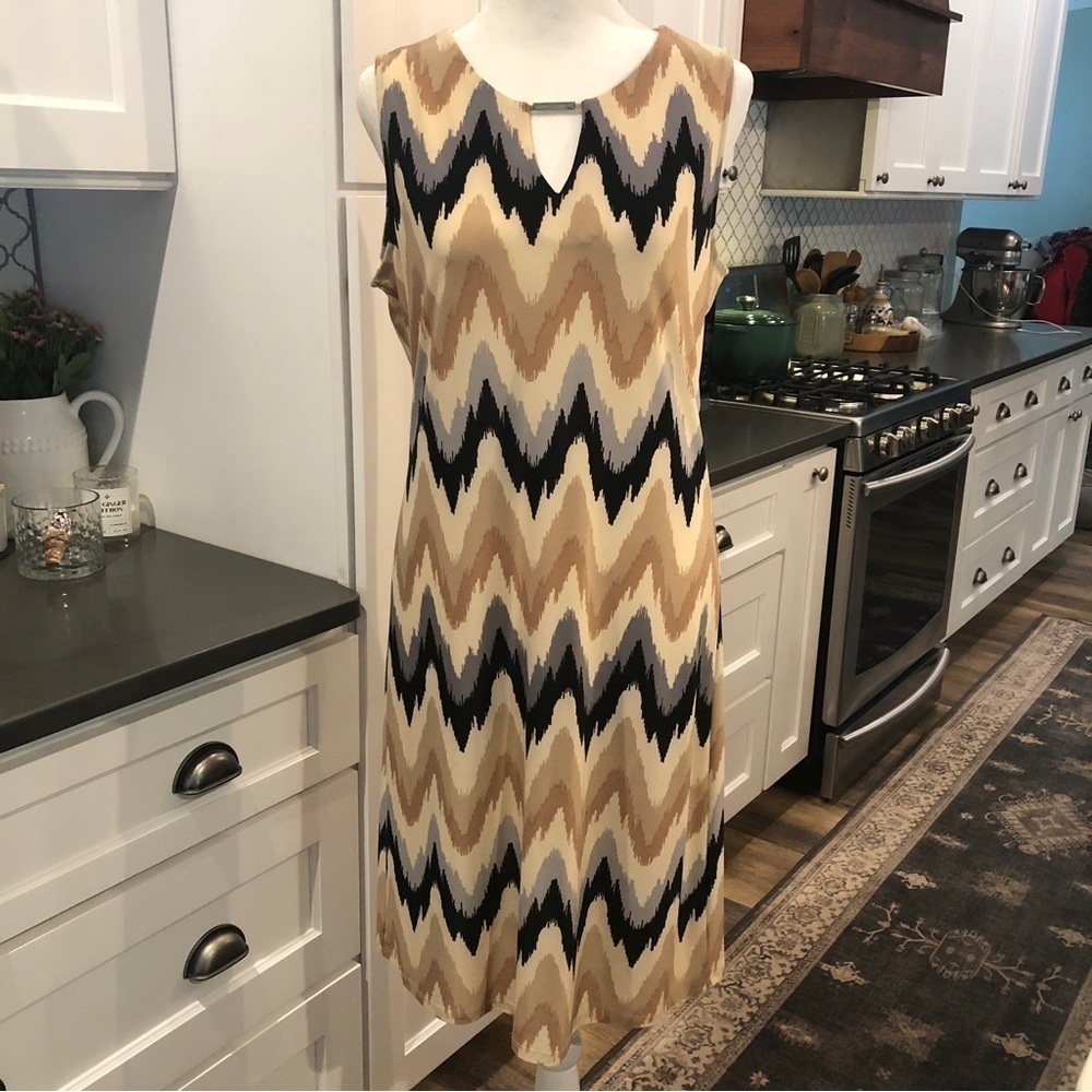 Messini Retro Chevron Shift Dress S Sleeveless Keyhole Mod Neutral Tan Black 70s